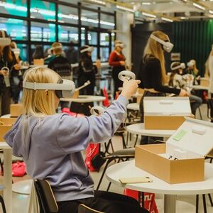 Osallistuja kokeilee VR-laseja