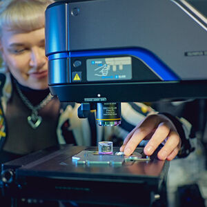 Microscope and sample