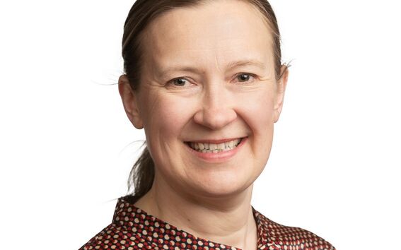 Eeva Lennon hymyilee.