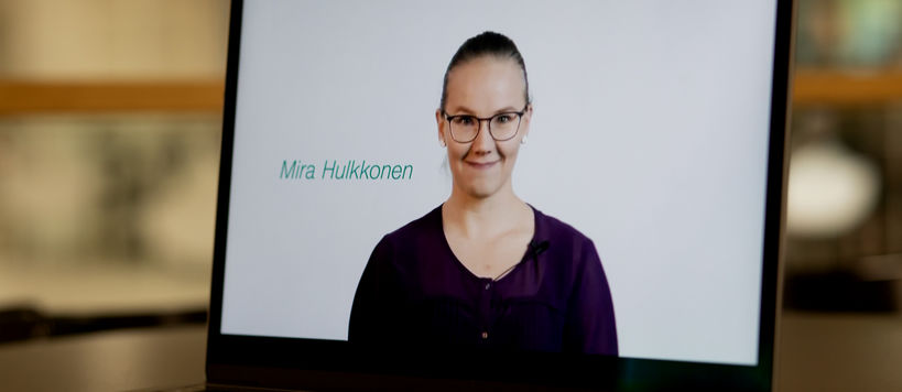 Vuoden 2020 Shaking Up Tech -verkkotapahtuman online-lähetyksen puhuja Mira Hulkkonen tietokoneen näytöllä, kuva: Matti Ahlgren